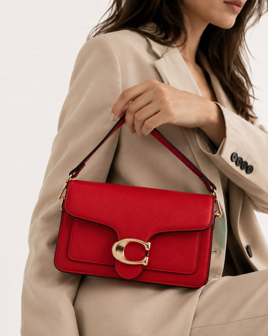 À quelle hauteur porter un sac en bandoulière pour femme ?